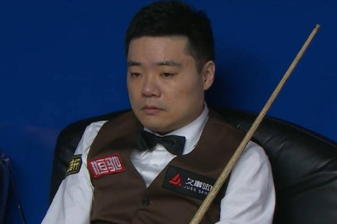 萧初然点点头，笑道：我把它穿根绳挂在手机上吧。